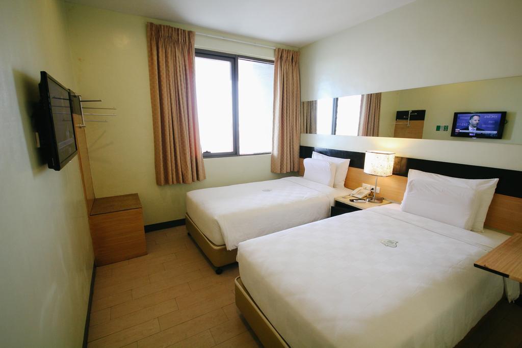 Go Hotels Iloilo Экстерьер фото