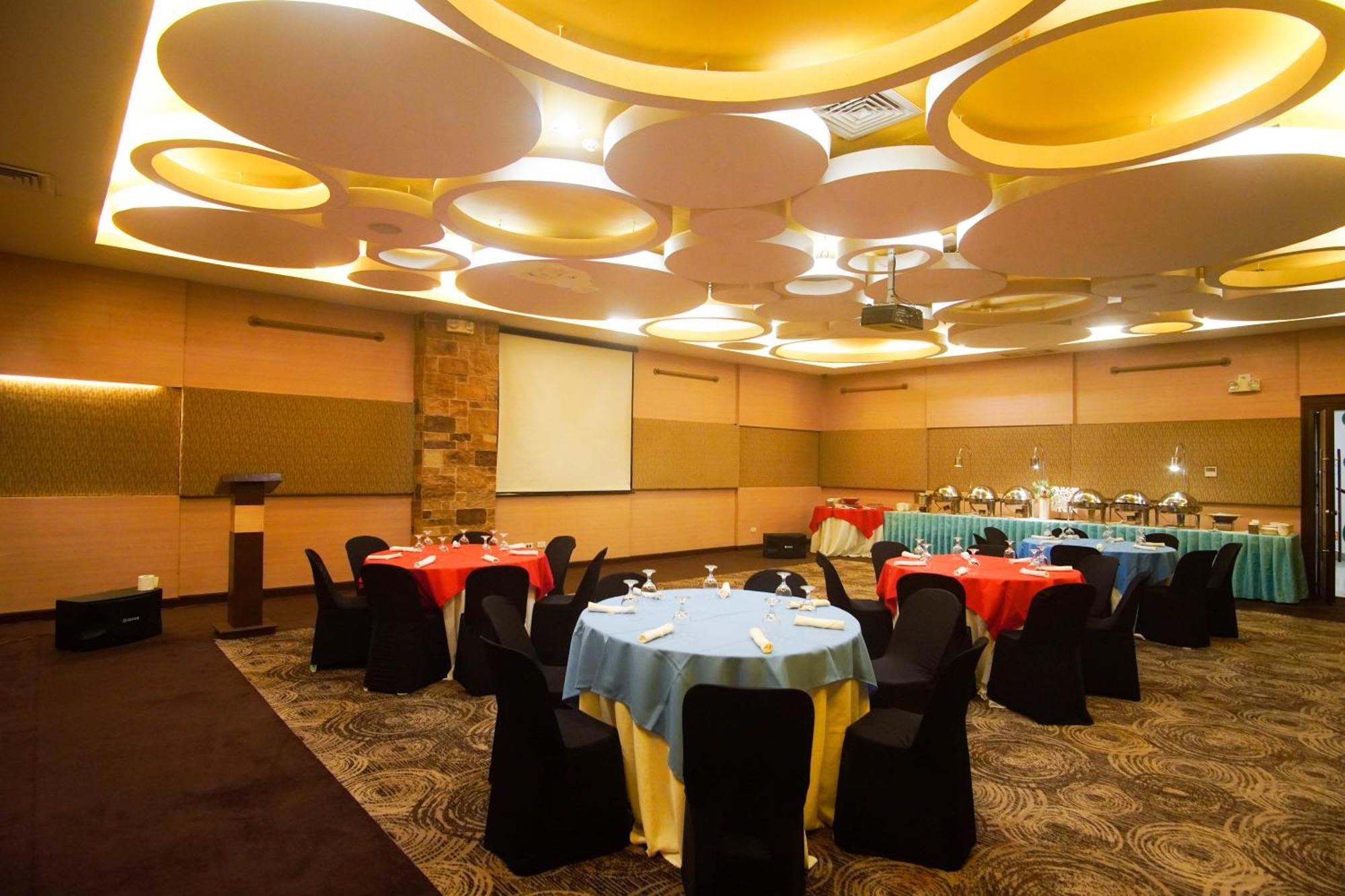 Go Hotels Iloilo Экстерьер фото