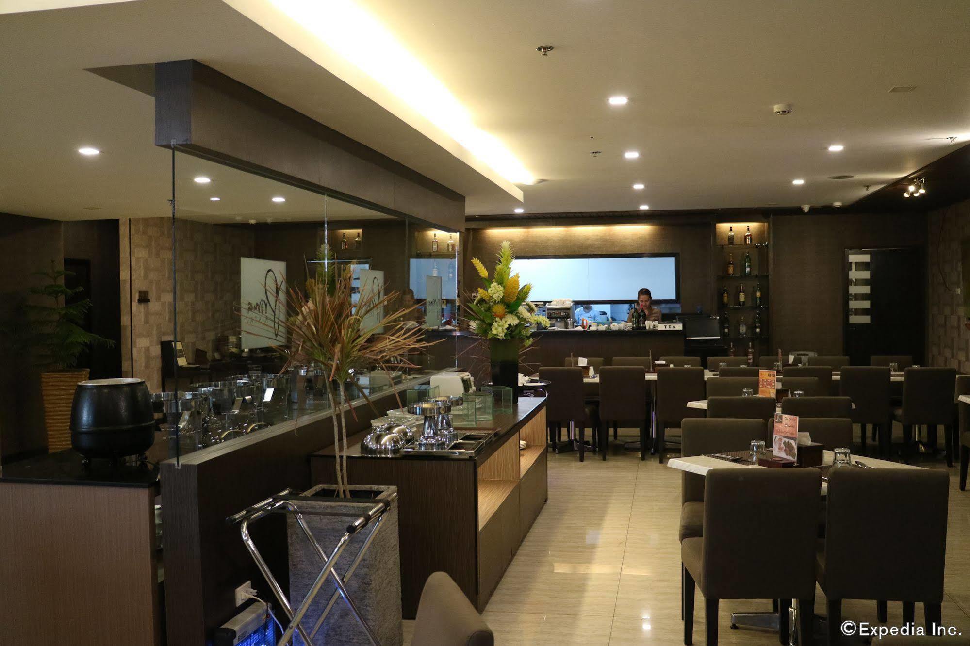 Go Hotels Iloilo Экстерьер фото