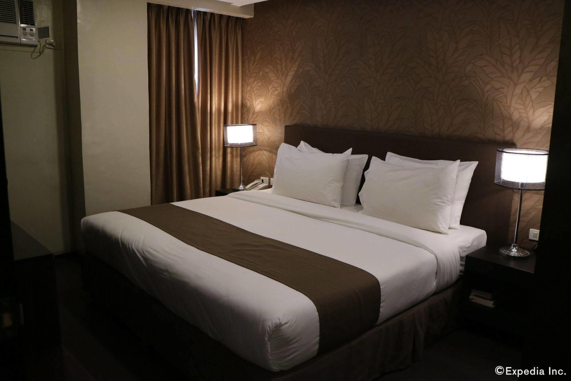 Go Hotels Iloilo Экстерьер фото