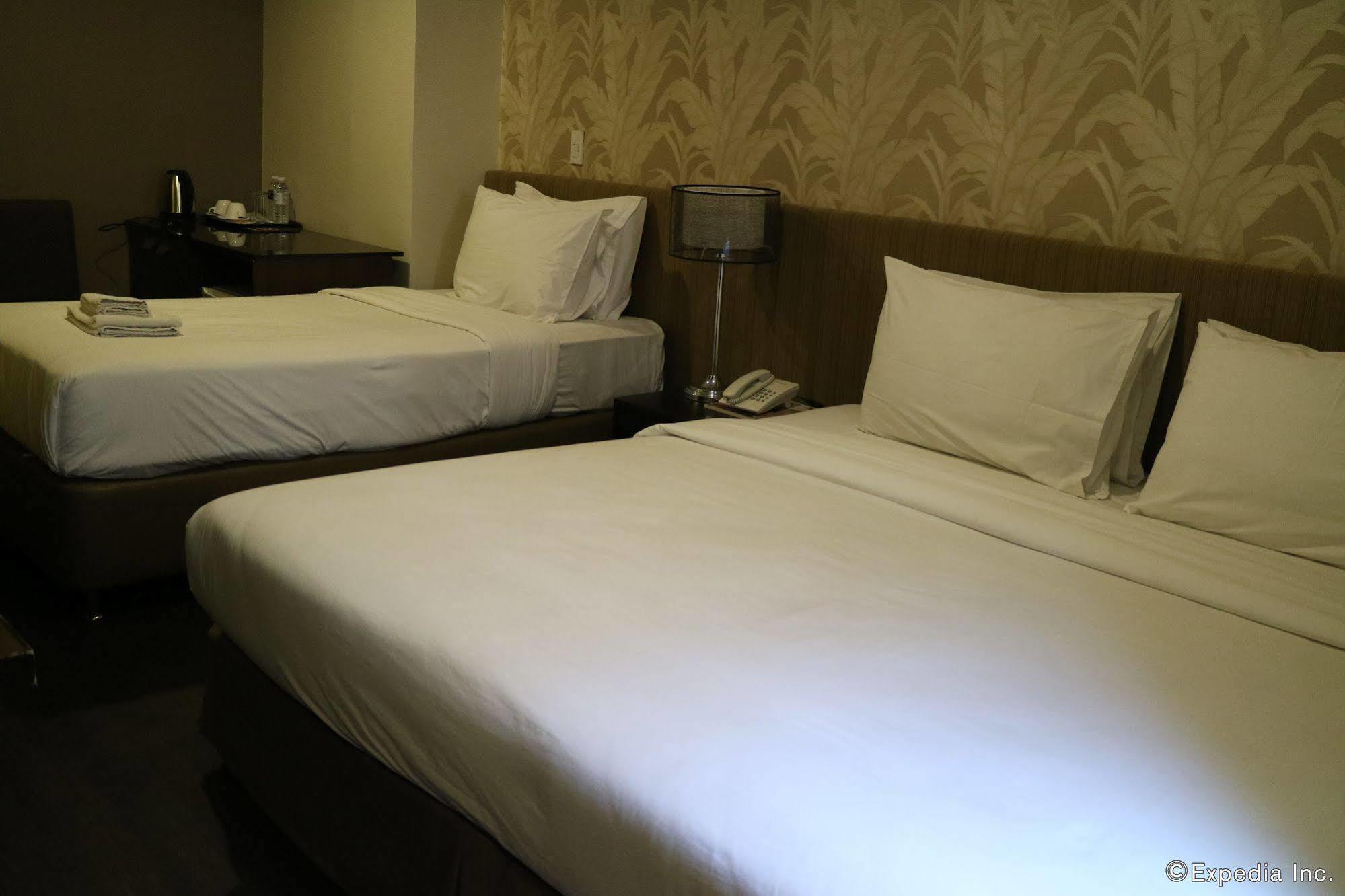 Go Hotels Iloilo Экстерьер фото