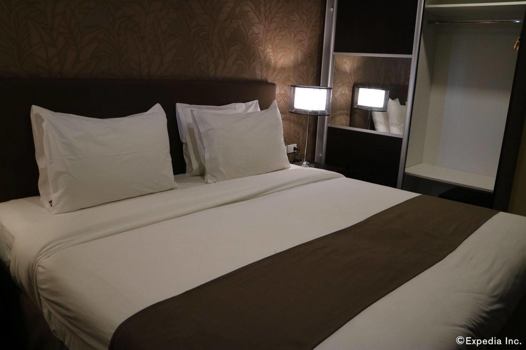 Go Hotels Iloilo Экстерьер фото