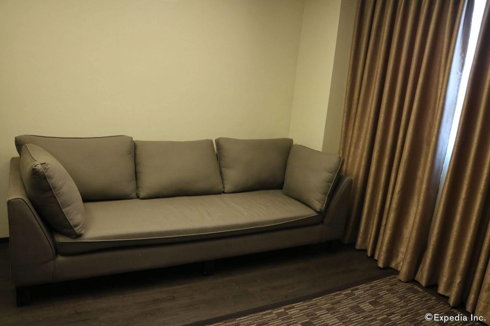 Go Hotels Iloilo Экстерьер фото